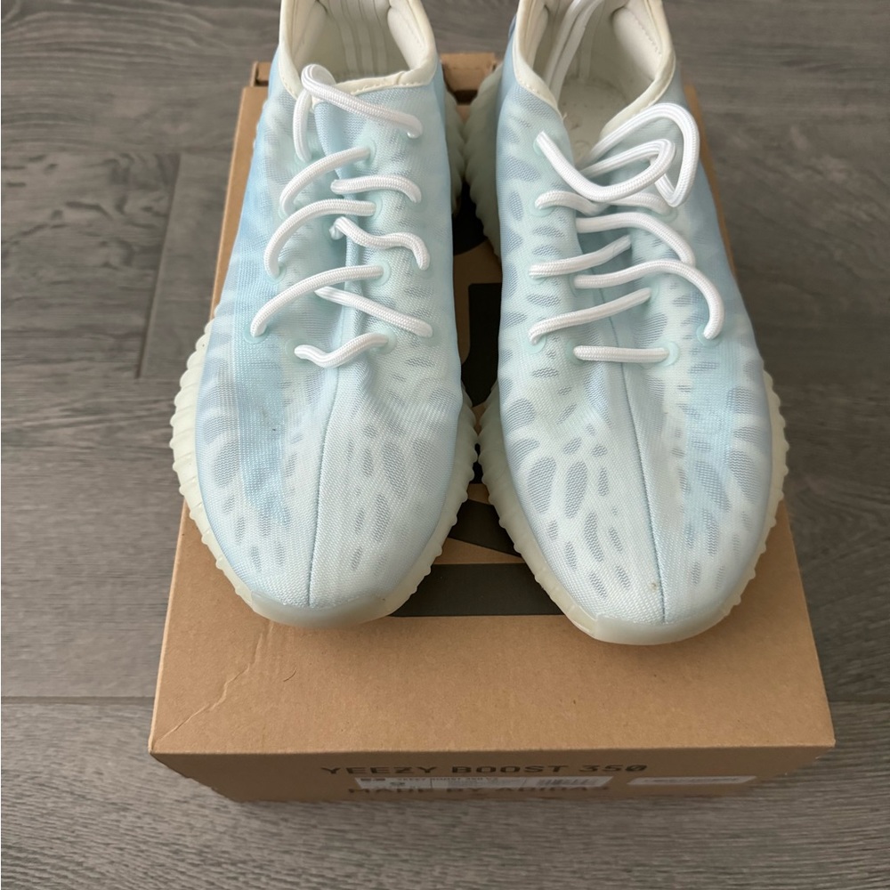Yeezy 350 V2 Adidas. Size 9 - Picture 4 of 5